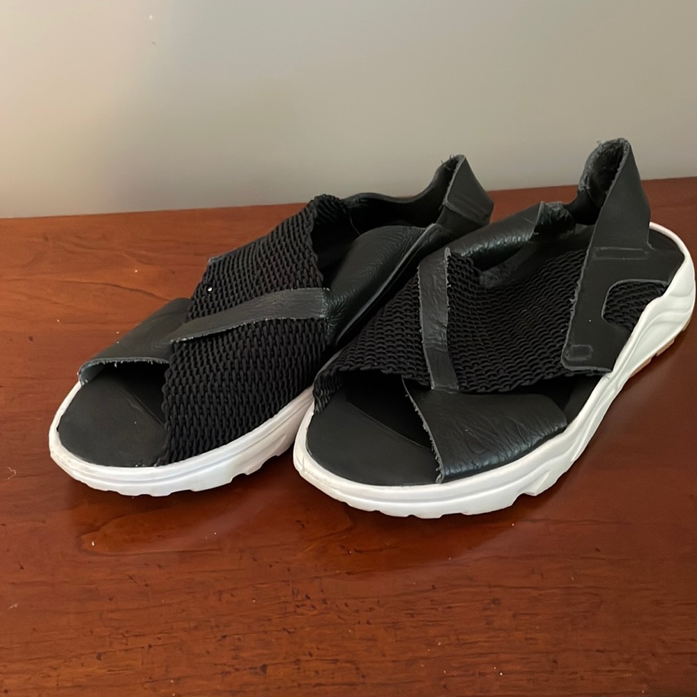 Leather/weave Nike slide on sandals
